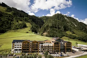 Large apartment with balcony/terrace, on ski slope - Image 2