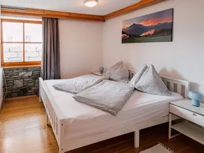 Flat with terrace, garden & heated pool | Lake view - Image 3