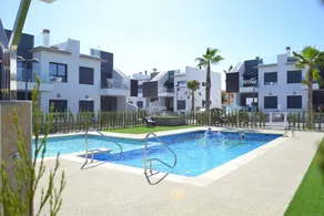 Appartement entièrement équipé avec terrasse, piscine et jardin - Image 3