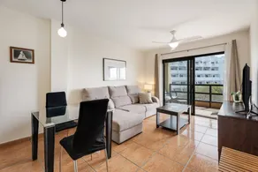 Appartement de vacances avec terrasse, piscine privée et internet haut débit | Vue mer | Proche de la plage | Adapté au travail à distance - Image 4