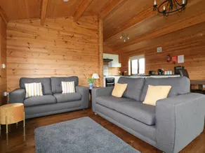 Family-oriented cottage with garden - Image 5