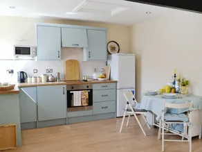 Cottage with garden & pool - Image 2