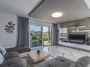 Voll ausgestattetes schönes Ferienhaus mit Garten, Terrasse und privatem Pool | Haustierfreundlich - Image 2