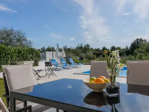 Familienorientiertes weiträumiges Ferienhaus mit Terrasse, Grill und privatem Pool | Naturblick - Image 2
