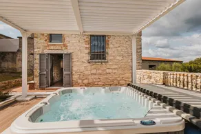 Villa mit Whirlpool, Terrasse und Garten | Poolblick - Image 4