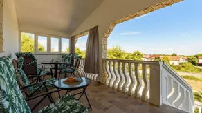 Family-friendly apartment with garden & barbecue - Image 2