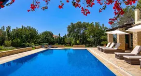 Fantástica villa apta para familias con terraza, jardín y piscina privada | Vistas al mar - Image 5