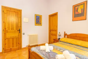 Chambre privée adaptée aux familles avec piscine, internet haut débit et jardin | Vue montagne - Image 2