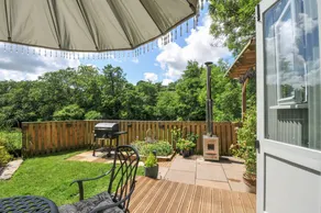 Cottage with hot tub & garden - Image 4