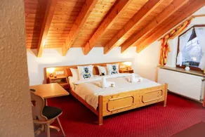 Beautiful Bee – Cozy Double Room with Balcony for 2 Guests - Image 4