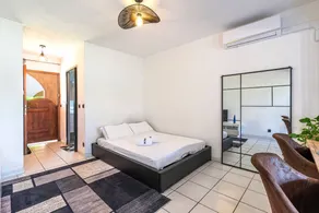 Apartment with pool & terrace - Image 3