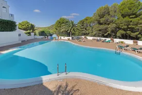 Apartment with terrace, garden & pool - Image 4