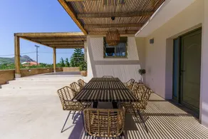 Villa with BBQ, terrace & pool - Image 3