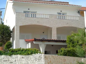 Holiday apartment with terrace, BBQ & garden - Image 4