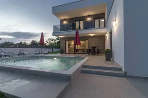 Ample villa with pool, terrace & BBQ - Image 5