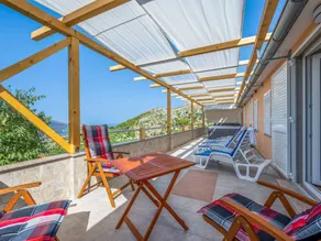 Holiday home with barbeque & garden - Image 3
