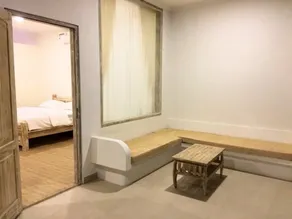 DeLuxe Double Room with sea-view veranda in 11-bedroom beachfront compound - Image 4