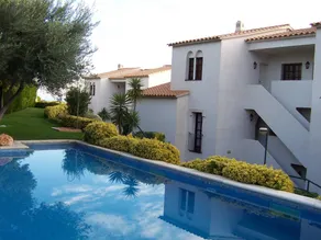 Flat with pool & garden - Image 4