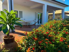 Villa avec terrasse, jardin et barbecue | Vue jardin - Image 2