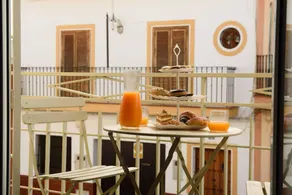 Apartment with terrace - Image 2