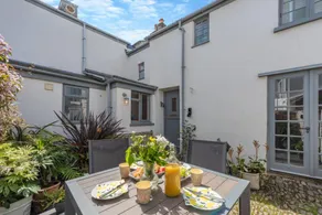 Cottage with garden & BBQ - Image 4