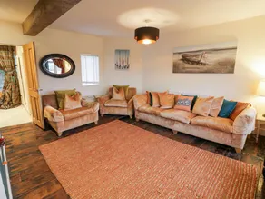 Cottage with garden & hot tub - Image 5