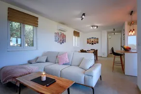 Maison avec jacuzzi, terrasse et piscine - Image 5