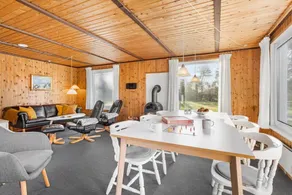 Holiday home with BBQ & terrace - Image 5