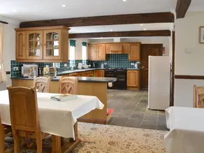Cottage with garden & BBQ - Image 4