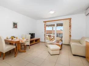 Apartment with pool, garden & BBQ - Image 5