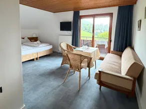 Espléndido apartamento vacacional ideal para familias con jardín | Vistas a la montaña - Image 1