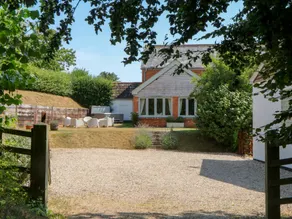 Family-friendly cottage with BBQ, terrace & garden - Image 2