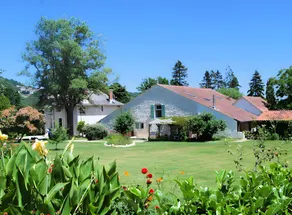 Family-oriented charming cottage with pool, garden & hot tub | Garden view | Pets are welcome - Image 5