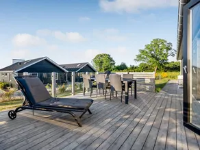 Child-friendly holiday home with barbeque, sauna & terrace | Sea view - Image 4