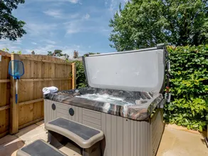 Cottage adapté aux familles avec barbecue, jardin et jacuzzi | Vue rivière - Image 2