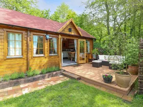 Cottage with garden - Image 2