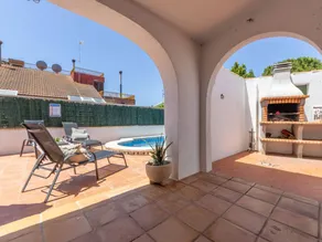 Familienorientiertes Ferienhaus mit Grill, privatem Pool und Garten | Perfekt für die Arbeit von Zuhause | Haustierfreundlich - Image 3