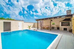 Fully equipped pleasant apartment with private pool, barbecue & garden | Pets allowed - Image 4
