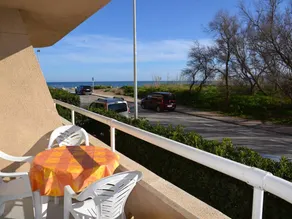 Beachfront Apartment with Pool Access in L'Estartit - Image 2