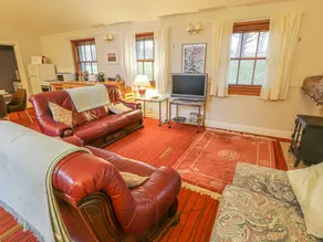Cottage with garden - Image 2