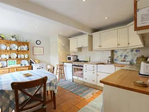 Cottage with garden - Image 3