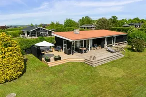 Fully equipped holiday home with barbecue, terrace & garden - Image 2