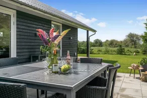 Holiday home with garden, terrace & jacuzzi - Image 4