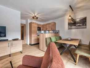 Flat with garden & pool - Image 4