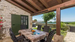 Lovely flat with garden, hot tub & terrace - Image 3