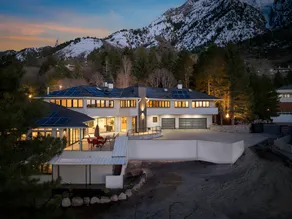 Exclusive Luxury Resort: Heated Pool & Pickleballs - Image 2