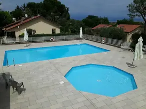 Appartement de vacances convivial et familial avec terrasse et piscine | Vue piscine - Image 5
