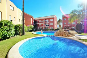Appartement entièrement équipé avec terrasse, piscine et jardin | Vue ville | Proche de la plage - Image 2
