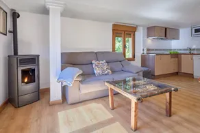 Merveilleuse maison de vacances entièrement équipée avec jardin, terrasse et jacuzzi | Vue jardin | Adaptée au travail à distance - Image 5