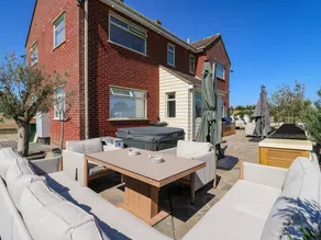 Cottage with garden & jacuzzi - Image 3